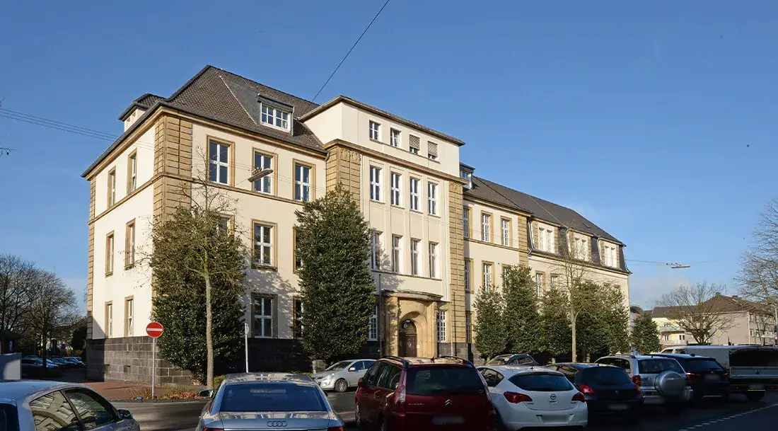 Das Dinslakener Amtsgericht an der Schillerstraße, fertiggestellt 1913 (Aufnahmejahr 2015).