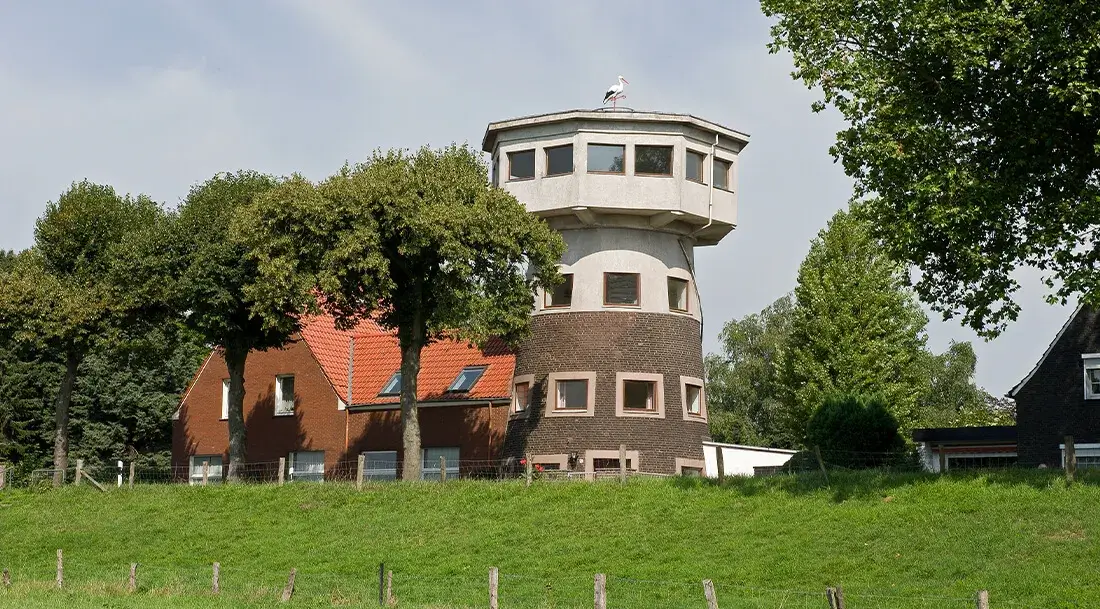 Das Haus Storchennest in Götterswickerhamm. 1849 als Windmühle erbaut, stillgelegt 1900. Ab 1967 in Privatbesitz (Aufnahmejahr 2010).