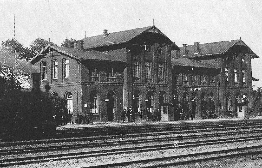 Der im Jahr 1856 in Betrieb genommene Bahnhof Dinslaken aus der Gleisperspektive.