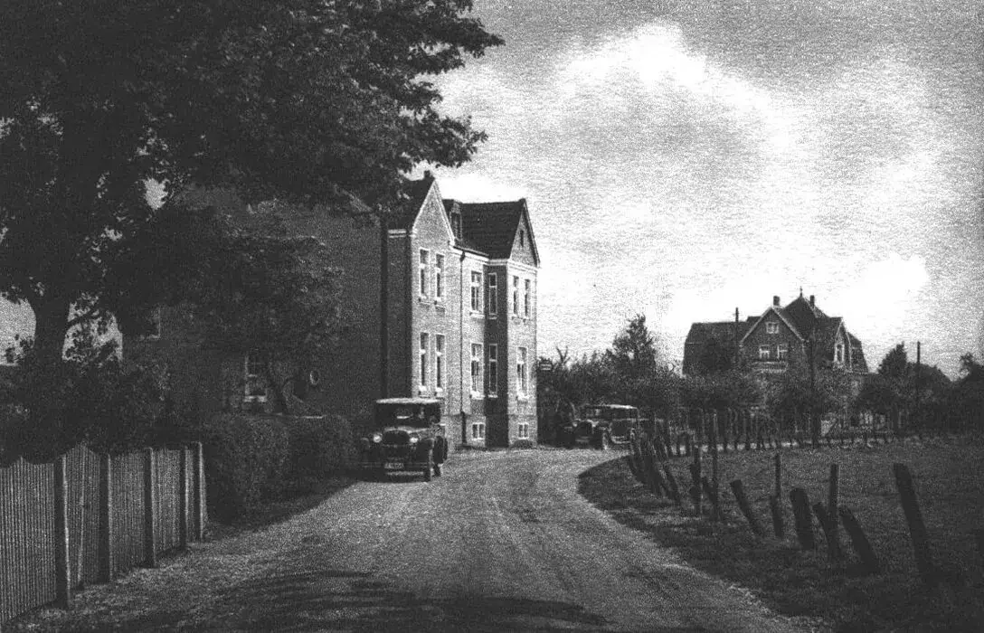 Die Rotbachstraße in Dinslaken-Eppinghoven in den 1920er-Jahren mit dem Gebäude der Spar- und Darlehnskasse.