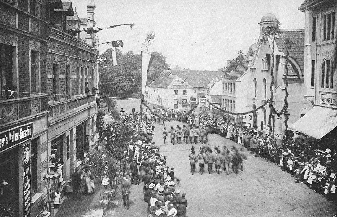 Parade des Bürgerschützenvereins Dinslaken im Jahr 1911 zum 450-jährigen Jubiläum auf der heutigen Friedrich-Ebert-Straße. Im Hintergrund unter den Bäumen der Judenfriedhof, heute Kreisverkehr.
