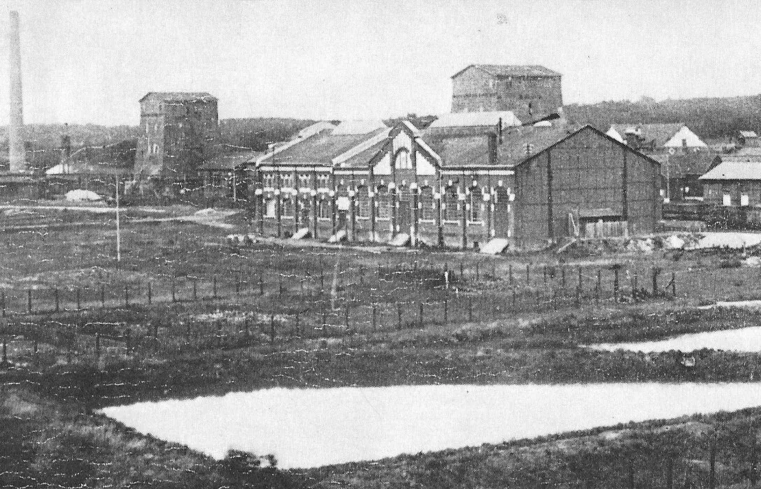 Die Schachtanlage Lohberg im Jahr 1910 während der schwierigen Abteufarbeiten, die von 1900 bis 1913 andauerten. Wegen der Fließsandschichten musste mit dem aufwändigen Gefrierverfahren gearbeitet werden.