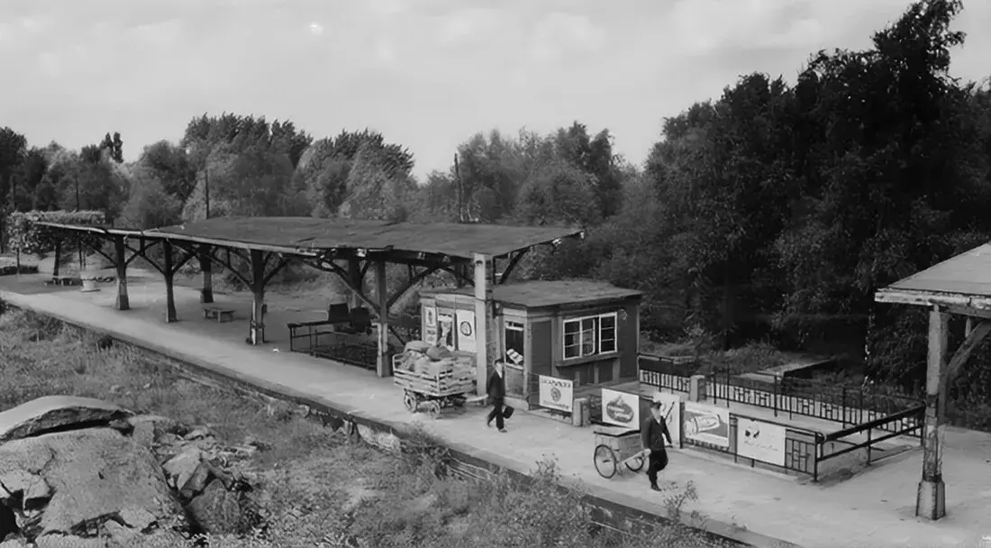 Auf dem Bahnsteig 2 sind Mitarbeiter der Post zu sehen, die (vermutlich Anfang der 1950er Jahre) Postsäcke zum Zug bringen. Damals gab es noch Bahnpostwagen, in denen während der Fahrt Sendungen sortiert wurden.
