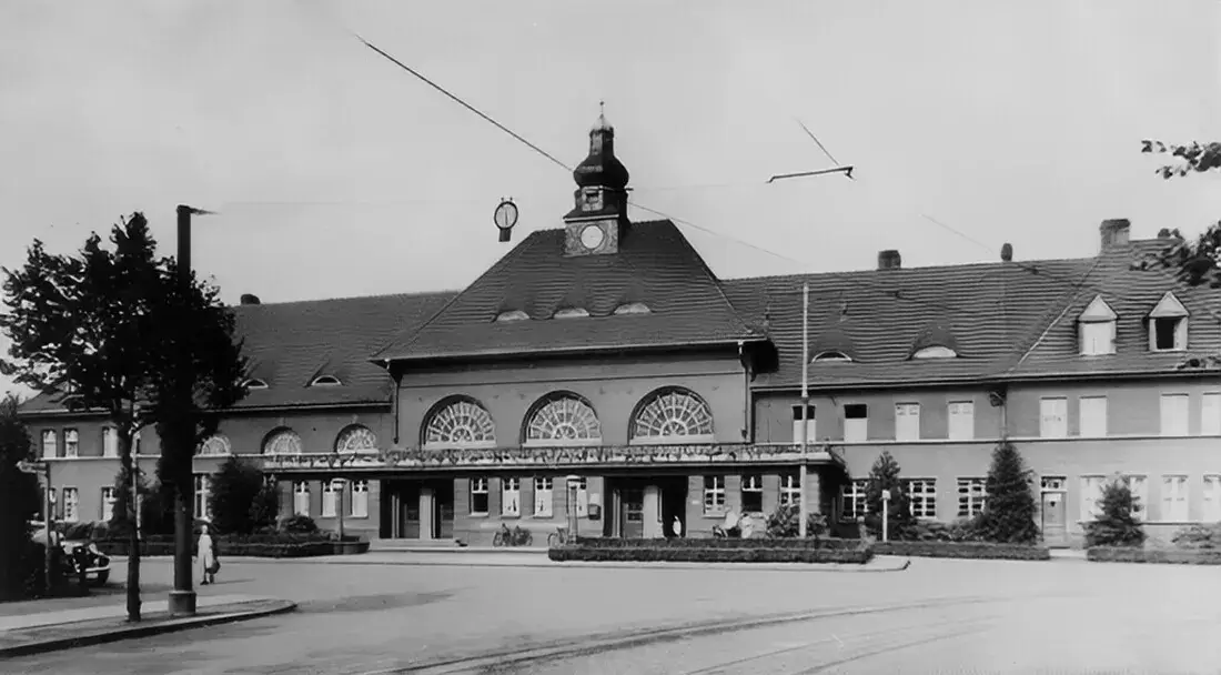 Das repräsentative zweite Bahnhofsgebäude in Dinslaken, das im Jahr 1916 fertiggestellt wurde. Das Foto stammt aus dem Jahr 1944. Der Architekt hatte 1912 auch den Bahnhof Hamborn konzipiert.