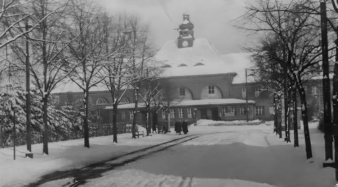 Foto von Februar 1945: Wohl eines der letzten Bilder des Bahnhofs vor seiner Zerstörung. Im Mittelteil wurden die Fenster verkleinert; die schönen Originale sind bei Bombenabwürfen in der Nähe schon vor dem 23. März 1945 durch Druckwellen zerborsten.