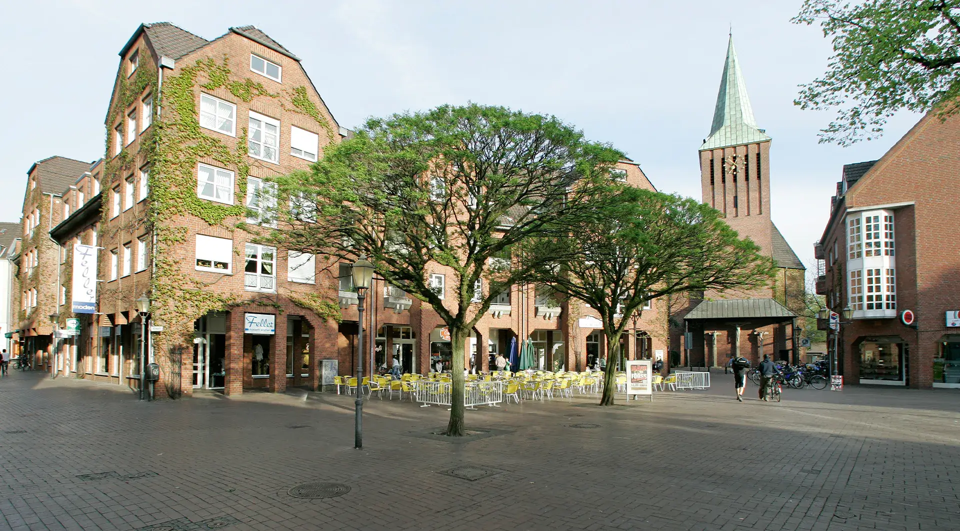 Dinslakener Altmarkt mit Blick auf die Kath. Kirche St. Vincentius.