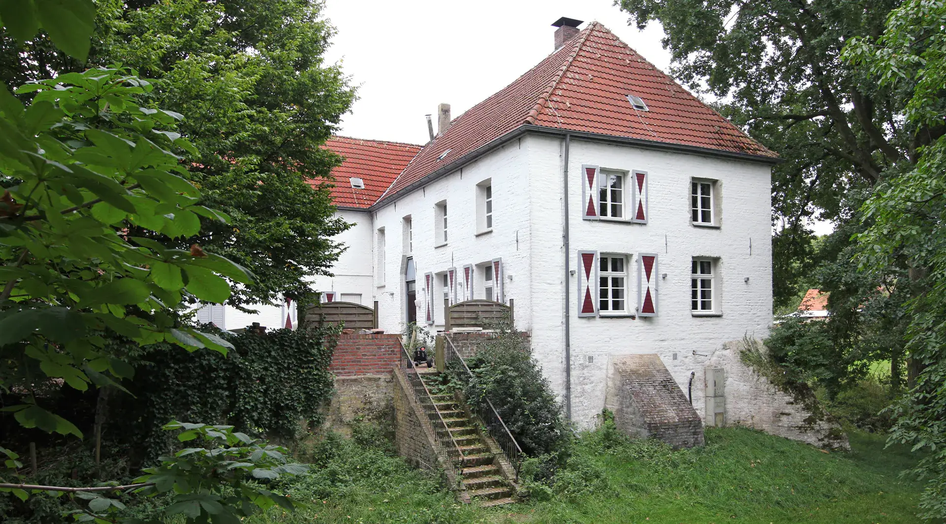 Die ehemalige Wasserburg Haus Götterswick in Voerde. Es diente 100 Jahre als Pfarrhaus der Ev. Kirchengemeinde; heute ist es in Privatbesitz.