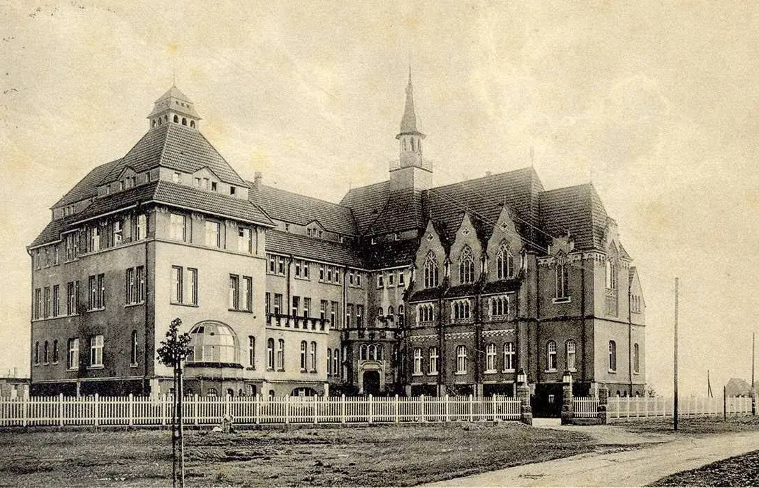 Das St. Vinzenz Krankenhaus in Dinslaken (1911 erbaut, 1945 größtenteils zerstört)