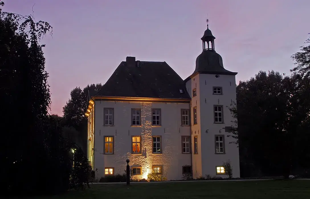 Das Wasserschloss Haus Voerde wurde bereits im Jahr 1344 erstmals urkundlich erwähnt (Aufnahmejahr 2008).