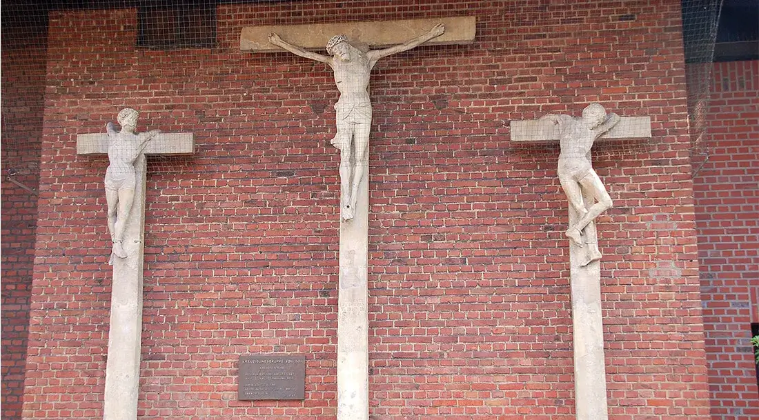Die restaurierten spätgotischen Originale der Kreuzigungsgruppe von 1501 (sog. Drei Kreuze) stehen seit 1985 an der Kath. St. Vincentius Kirche in Dinslaken. Am ehemaligen Standort am Kreisverkehr an der Duisburger Straße sind Kopien aufgestellt.